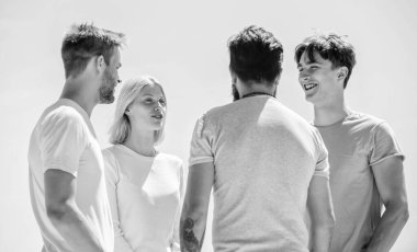 En iyi arkadaşlar. Sosyal. Dört kişilik bir grup, ortaklık. Grup iletişimi zevki. Etkili iletişim sağlanıyor. İş ekibi. Gündelik tarzda genç insanlar. Neşeli erkekler ve kız.