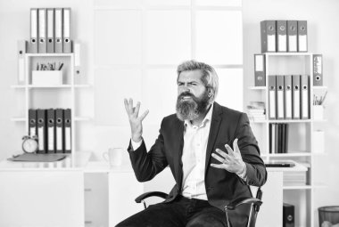 Sigortacılık yapıyor. İşletme bölümünün yetenekleri var. Kızgın muhasebeci ofis ceketi giyer. Yönetim danışmanı ya da analistler müşteriler için işlem yürütür. karizmatik finansal analistler.