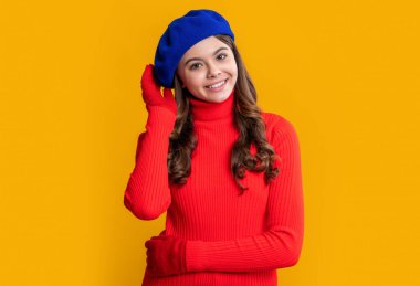 Stüdyodaki Fransız genç kız. Genç Fransız kız. Esmer saçlı genç kızın fotoğrafı. Fransız genç kız sarı arka planda izole edilmiş..