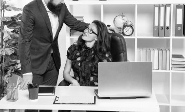 Ofis yöneticisi dizüstü bilgisayar ve sekreter üzerinde çalışan yönetmen kırpma görünümüne bak.