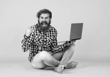 Başarılı, sakallı, sakalsız ve stil sahibi yakışıklı adam günlük giysiler giyer defter üzerinde çalışır, başarı..