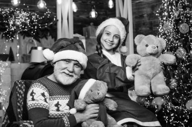 Mutlu bir çocukluk. Büyükannenle büyükbabanı ziyarete. Çocuk Noel Baba 'yla Noel' in tadını çıkar. Torunu büyükbabasıyla vakit geçiriyor. Noel arifesi. Aile evi. Aile zamanı. Aile geleneği. Boks günü.