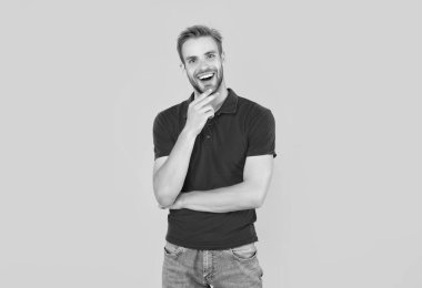 Kendine güvenen ve yakışıklı, tıraşsız adam. Erkek modası. Erkek güzelliği. Kırmızı gömlekli kıllı adam. Sarı arka planda sakallı genç bir adam. saç ve sakal bakımı.