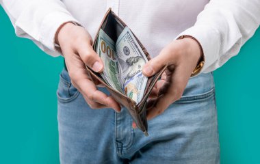 Cüzdandaki para maaşı. Stüdyoda maaş kapanışı. Adam para maaşı gösteriyor. para maaşının seçici odağı.