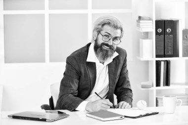 Gülmeye devam. Ofiste egzersiz ve ısınma egzersizleri. Ofiste masa tenisi oynayalım. Yaşam tarzı ve dinlenme. Ofiste toplu bir adam var. Ofiste çalışırken tenis topuyla oynamak