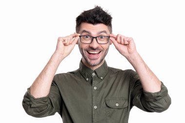 Gözlüklü hayret verici bir çalışan. Yetişkin işçi gömleği giyer. Beyaz arka planda izole edilmiş insan portresi. Stüdyoda çalışan adam portresi.