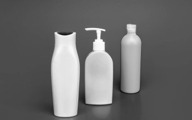 Sıvı duş ve banyo ürünleri için tuvalet eşyaları ve kozmetik plastik kaplar sıra mavi arka plan kopyalama alanı, şişeler.