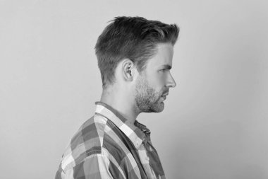 Yakışıklı ve tıraşsız. Profildeki genç adam. Beyaz adamın profil portresi. Erkek yüzü yana doğru görünüyor..