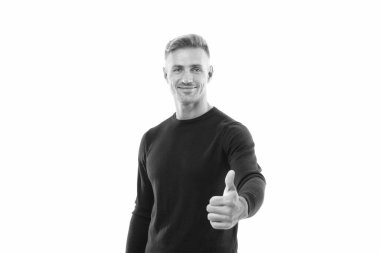 Başparmaklar yukarı. Mutlu adam işaret veriyor. Yakışıklı adam başparmak hareketi yapıyor. Başparmaklar yukarı. Onaylama sinyali. Onaylıyorum..