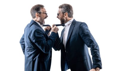 Beyaz stüdyoda astı olmadan tartışan iş adamları. Alt düzey münakaşa eden iş adamları. İş adamlarının tartışırken, astlarının fotoğrafı. İki kızgın iş adamının astı beyazlar içinde izole edilmiş..