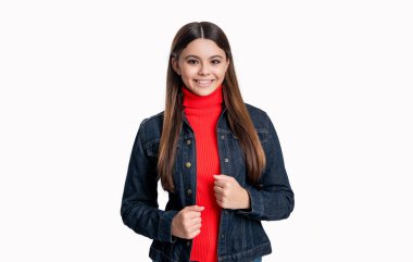 Esmer saçlı genç bir kızın fotoğrafı. Kot ceketli genç kız portresi. Beyaz arka planda izole edilmiş genç kız portresi. Stüdyoda genç bir kızın portresi.