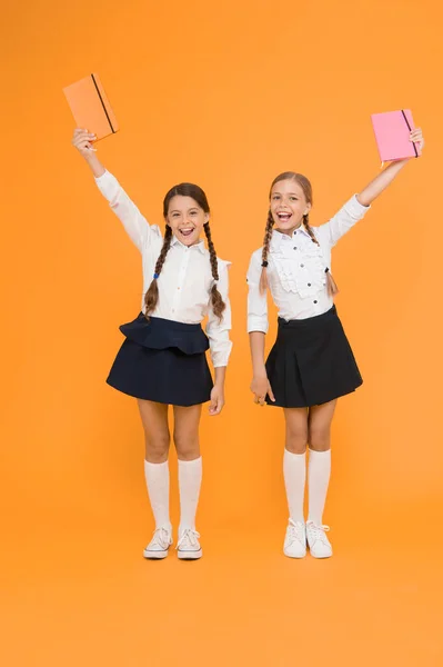 Hjemmeskole Konseptet Små Jenter Med Bok Lese Skrive Lykkelige Jenter – stockfoto