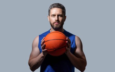 Atlet basketbolcu stüdyoda. Basketbolcu bir sporcunun fotoğrafı. Spor giyim sektöründe sporcu basketbol oyuncusu. Sporcu basketbolcu Grey 'de izole edilmiş. motivasyon.