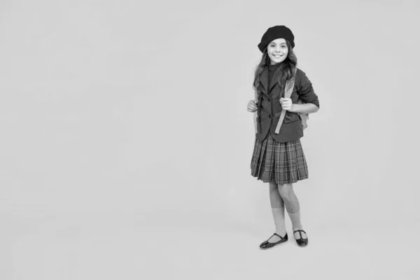 Fröhliches Teenie Mädchen Uniform Und Baskenmütze Mit Schultasche Auf Gelbem — Stockfoto