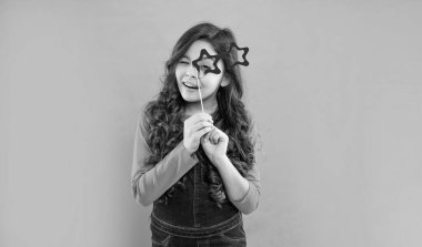 Kıvırcık saçlı neşeli çocuk. Gözlüklü, çocukluk arkadaşı..