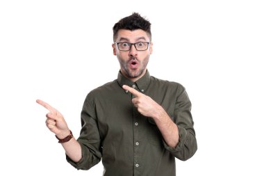 Gözlüklü yönetmen. Yetişkin yönetmen tişört giyiyor. Kafkasyalı yönetmen stüdyoyu işaret etti. Yönetmen beyaz arkaplandan izole.