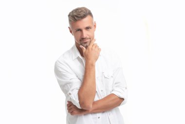 Beyaz gömlekli, neşeli, tıraşsız adamın yüzü. Tıraşsız erkek tarzının portresi. Traşsız erkek yüzünün stüdyo fotoğrafı. Beyaz arka planda izole edilmiş olgun traşsız erkek portresi.