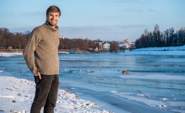 Tatillerde süveter giyen neşeli adam, fotokopi odası. Adam kışlık kazak giyiyor. Kışın açık havada kazak giyen adam. Açık havada süveter giyen şık bir adam..