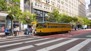 San Francisco, ABD - 19 Mayıs 2019: Sfmta tramvayı şehir caddesinde toplu taşıma.