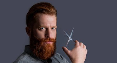 Berber adam kuaförlük ve fotokopi için makas tutuyor. Kuaförlük konsepti. Adam berber kuaförlüğü Grey 'de izole edilmiş. Berber makasıyla kuaförlük yapan adam. Kuaför stüdyosunda berber..