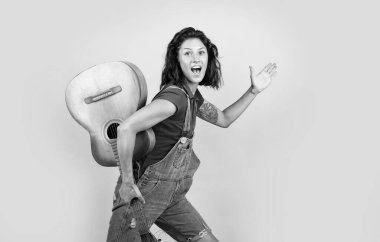 Eğlenmene bak. Genç hippi gitar çalıyor. Akustik gitarlı bir şarkıcı. Müzik ve sanat. Müzik dükkanı. Mutlu kız anın tadını çıkar. Kutlama 'da iyi eğlenceler. Gitarla şarkı söyleyen kadın.