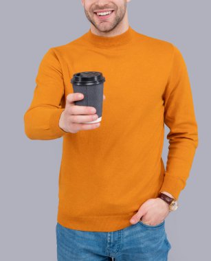 Kahve molası bardağındaki adamın kırpılmış görüntüsü. Kahve molasındaki adamın fotoğrafı. Kahve molasındaki adam gri arka planda izole edilmiş. Stüdyoda kahve molası veren adam..