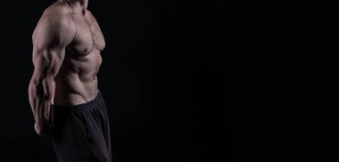 Siyaha izole edilmiş kas kasları olan vücut geliştirici, kopyalama alanı. Stüdyoda trisepsli kaslı vücut geliştirici. Güçlü vücut geliştiricilerinin kas kasları vardır. Kas geliştirenin trisepsli fotoğrafı..