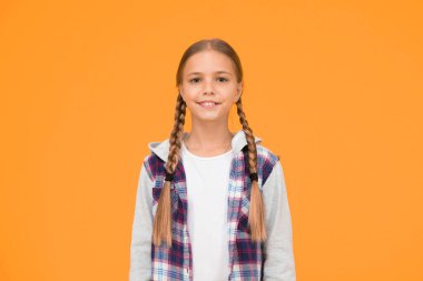 Sonbahar zamanı. hippi kız sarı arka plan. Mutlu liseli kız gündelik tarzı. Çocuk modası. Çocuk şirin sarı saçlar. çocukluk mutluluğu. Mutlu çocuklar günü. Küçük kız kareli ceket.
