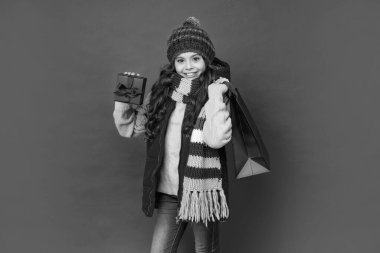 Paketi olan çocuk. Doğum günün kutlu olsun. Kara Cuma indirimi. Mevsimlik Noel satışları. Kutusu olan neşeli bir genç kız. Boks günü. Hediyeler ve hediyeler. alışveriş çocuk satın alma ile gülümseme.