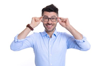 Neşeli erkek gözlüğü takıyor. Gözlüklü neşeli adamın fotoğrafı. Gözlüklü neşeli adam beyaz arka planda izole edilmiş. Stüdyoda gözlük takan neşeli adam..