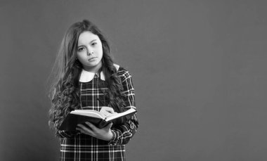 Çocukluk eğitimi. kopyalama alanı. Not defterine not almakla meşgul öğrenci ya da öğrenci. Genç kız kitapla çalışıyor. Kitapları tutan çocuk. Bilgi ve bilgelik kavramı. Okula geri dön..