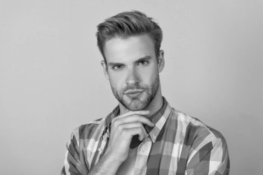 Ciddi yakışıklı bir adamın portresi. Düşünceli, düşünceli, sarı bir yüzü var..