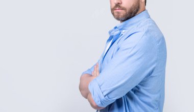 Gri arka planda sakallı ve sakallı bir adamın fotokopi odası var. Stüdyoda sakallı bir adam var. Sakallı bir adamın fotoğrafı. Sakallı, sakallı, sıradan gömlekli bir adam..