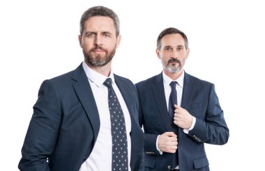 Beyaz arka planda izole edilmiş iş adamlarının lideri. Seçici odak noktasında iş adamları liderliği. İş liderliğini gösteren adamların fotoğrafı. iş liderliği kavramı.