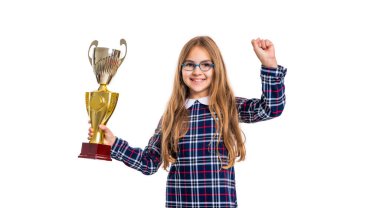 Ödüllü mükemmel bir liseli kızın fotoğrafı. Beyaz arka planda izole edilmiş ödüllü mükemmel bir kız öğrenci. Stüdyoda harika bir okul kızı ödülü var. Okullu kız harika bir ödül kazanıyor..