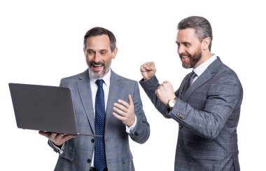 Stüdyoda serbest çalışan iş adamları. İş adamlarının dizüstü bilgisayarda serbest çalışırkenki fotoğrafı. İki iş adamı dizüstü bilgisayar kullanıyor. Beyaz arka planda serbest çalışan işadamları izole edildi.