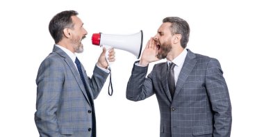 İş adamları beyaz arka planda izole bir şekilde megafonla bağırıyorlar. İş adamları stüdyoda megafonla bağırıyorlar. İş adamlarının megafonla bağırdığı bir fotoğraf. İki iş adamı megafonla bağırıyor..