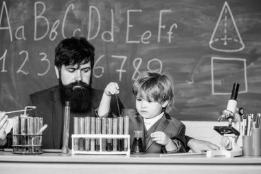 Laboratuvar araştırma ve geliştirme. Kimya deney tüpü. Sakallı öğretmen ve küçük çocuk. baba ve oğul okulda. Laboratuvar test tüpleri ve renkli sıvılarla dolu mataralar.