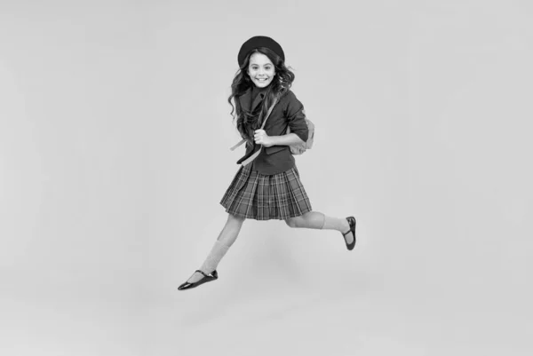 Glückliche Kindheit Kind Mit Schultasche Glücklich Teenager Mädchen Baskenmütze Tragen — Stockfoto