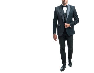 Beyaz arka planda, zengin smokin papyonlu, ağan damat. Tam uzunluk.