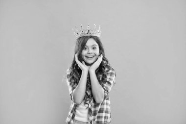 Kendine güvenen kraliçe. Kendini beğenmişlik taslıyor. Tacın içindeki kibirli prenses. Kıvırcık saçlı gururlu çocuk. Bencil genç kız diyabet giyiyor. Kibir ve bencillik. Zafer portresi. pozitif çocuk tacında.