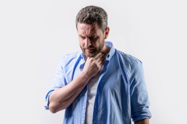 Kirli sakallı, normal gömlekli olgun bir adam. Gri arka planda sakallı, olgun bir adam. Stüdyoda sakallı, olgun bir adam. Sakallı olgun bir adamın fotoğrafı..