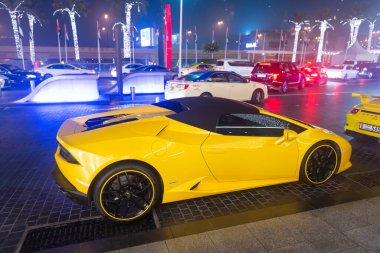 Dubai, Birleşik Arap Emirlikleri - 23 Aralık 2017: Lamborghini Huracan, yan görüş.