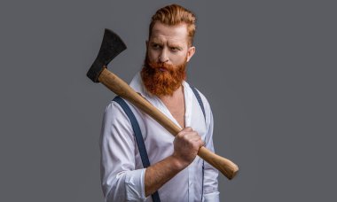 Gri renkte baltalı yakışıklı bir adamın erkekliği. Stüdyoda baltası olan bir adamın erkekliği. Arka planda baltası olan bir erkek. Baltalı bir adamın erkekliğinin fotoğrafı..