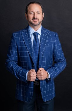 Yetişkin iş adamı siyah arka planda izole edilmiş. Stüdyoda iş adamı. İş adamı ceket ve kravat giyer. Takım elbiseli iş adamının fotoğrafı..