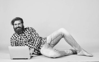 İşçi portresi. iş dünyasındaki modern teknoloji. Çevik iş. Dijital yaşam tarzı kavramı. Bilgisayarda çalışan olgun bir öğrenci. Adam defter üzerinde çalışıyor. İnternetten alışveriş. Neşeli hippi bilgisayar kullanıyor.