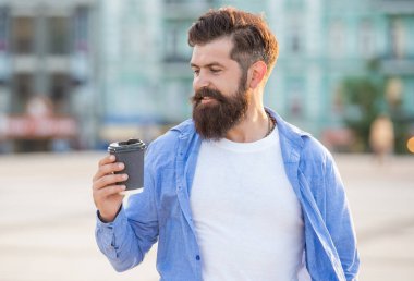 Kahve molasında gülümseyen adamın fotoğrafı. Kahve molasındaki adam. Kahve molasındaki adam. Kahve molasındaki adam..