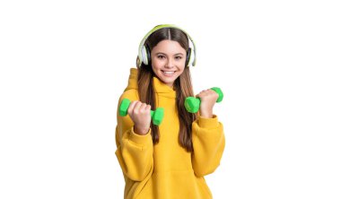 Beyaz arka planda izole edilmiş fitness müziği olan mutlu bir genç kız. Fitness kızı stüdyoda müzik dinliyor. Genç kızın fotografı fitness müziğini dinle. Müzik ve spor merdivenleri olan genç bir kız..