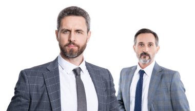 İş arkadaşları profesyoneller. İş arkadaşlarının takım elbise giydiği bir fotoğraf. Formalite icabı iş arkadaşları. İş arkadaşları beyaz arka planda izole edildi.