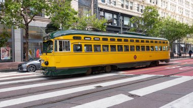 San Francisco, ABD - 19 Mayıs 2019: Sfmta tramvayı şehir caddesinde toplu taşıma.